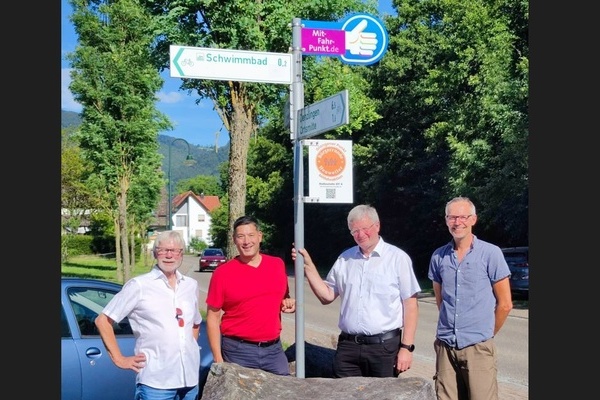 Einweihung des Orangenen Punktes in Glottertal v.l. Burkhard Werner (Bürgerrunde Heuweiler e.V., Team OP), Denzlinger Bürgermeister Markus Hollemann, Glottertäler Bürgermeister Karl-Josef Herbstritt und Christian Ott (Vorsitzender Bürgerrunde Heuweiler)