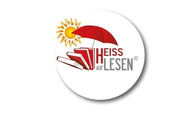 Heiß auf Lesen Logo: roter Sonnenschirm hinter einem Stapel roter Bücher unter der Sonne Heiß auf Lesen Logo: roter Sonnenschirm hinter einem Stapel roter Bücher unter der Sonne