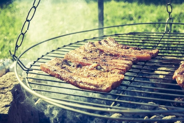 Grillstelle mit Fleisch auf dem Grill Grillstelle mit Fleisch auf dem Grill