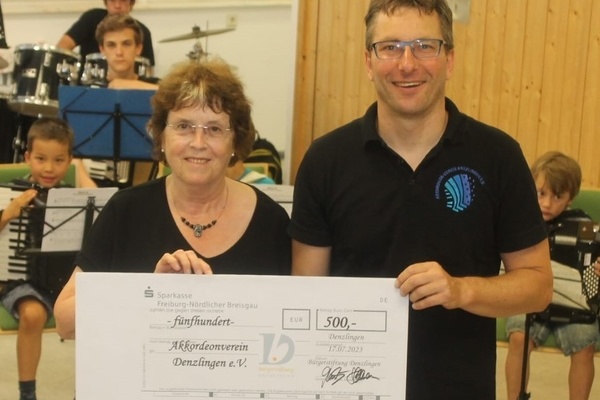 Zur F&ouml;rderung der J&uuml;ngsten &uuml;bergab die B&uuml;rgerstiftung Denzlingen, vertreten durch Irmgard Meiners-Schuth (links), eine Spende in H&ouml;he von 500 Euro an Ronny Fugmann, Vorstand des Akkordeonvereins Denzlingen e.V. Foto: B&uuml;rgerstiftung Denzlingen e.V.