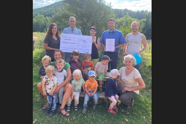 Der Kleintierzuchtverein C28 Denzlingen übergibt eine Spende in Höhe von 400 Euro an die U3 Gruppen der Aktion Lebensraum e.V. Foto: Kleintierzuchtverein C28 Denzlingen e.V.