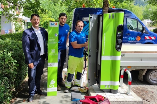 Bürgermeister Markus Hollemann besucht die Mitarbeiter der Stadtwerke Emmendingen während der Installation der neuen Ladesäule für Elektrofahrzeuge in der Alemannenstraße 19. Foto: Gemeinde Denzlingen Bürgermeister Markus Hollemann besucht die Mitarbeiter der Stadtwerke Emmendingen während der Installation der neuen Ladesäule für Elektrofahrzeuge in der Alemannenstraße 19. Foto: Gemeinde Denzlingen