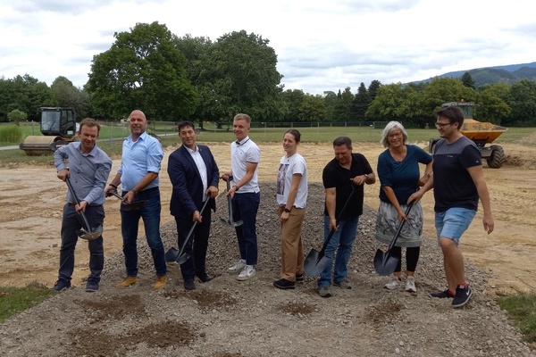 Beim Spatenstich f&uuml;r den neuen Allwetterplatz im Stadtpark. V.l.: Jan Paul Elchlepp, Nicolas Krieg, Markus Hollemann, Jakob Kandziorra, Lara Eckerle, Steffen Koch, Silke H&ouml;fflin, Daniel Mannhardt; Foto: Gemeinde Denzlingen.
