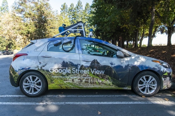 Google Street View Fahrzeug mit Aufnahmeger&auml;ten. Foto: Daniel und Jacob Fernandez / Pixabay