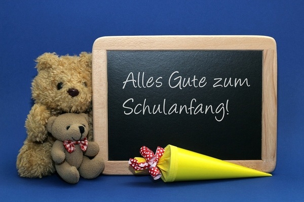 Teddybären und eine schwarze Tafel mit der weißen Aufschrift: Alles Gute zum Schulanfang!. Davor liegt eine gelbe Schultüte. Teddybären und eine schwarze Tafel mit der weißen Aufschrift: Alles Gute zum Schulanfang!. Davor liegt eine gelbe Schultüte.
