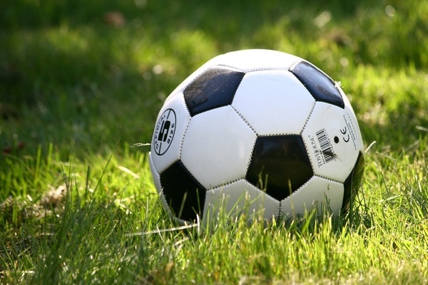 Ein schwarz-weißer Fußball auf Gras Ein schwarz-weißer Fußball auf Gras