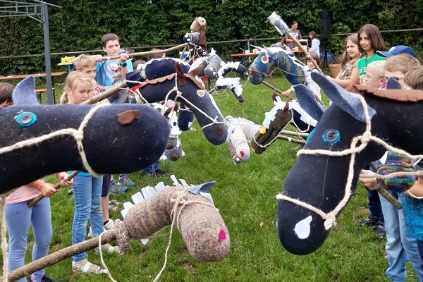 Stolz präsentieren die Kinder ihre selbstgebastelten Steckenpferde für die Ritterspiele bei der diesjährigen Ferienspielaktion der Jugendpflege Denzlingen Stolz präsentieren die Kinder ihre selbstgebastelten Steckenpferde für die Ritterspiele bei der diesjährigen Ferienspielaktion der Jugendpflege Denzlingen