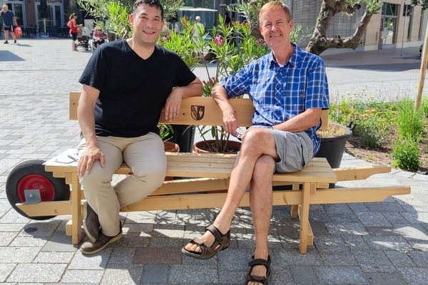 Foto v.l.n.r.: Bürgermeister Markus Hollemann und Klaus Holz auf dem Schwätzbänkle Foto v.l.n.r.: Bürgermeister Markus Hollemann und Klaus Holz auf dem Schwätzbänkle