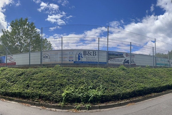 Bandenwerbung mit Werbung verschiedener Firmen im  MACH' BLAU Bandenwerbung mit Werbung verschiedener Firmen im  MACH' BLAU