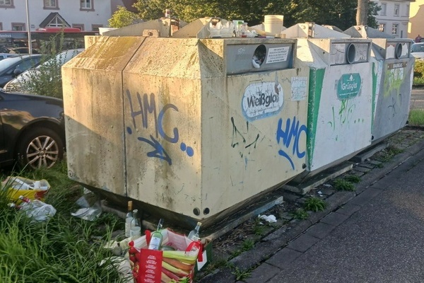 überfüllte Glascontainer überfüllte Glascontainer