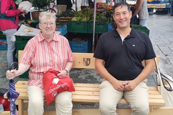 Bürgermeister Markus Hollemann mit einer Bürgerin auf dem Schwätzbänkle Bürgermeister Markus Hollemann mit einer Bürgerin auf dem Schwätzbänkle