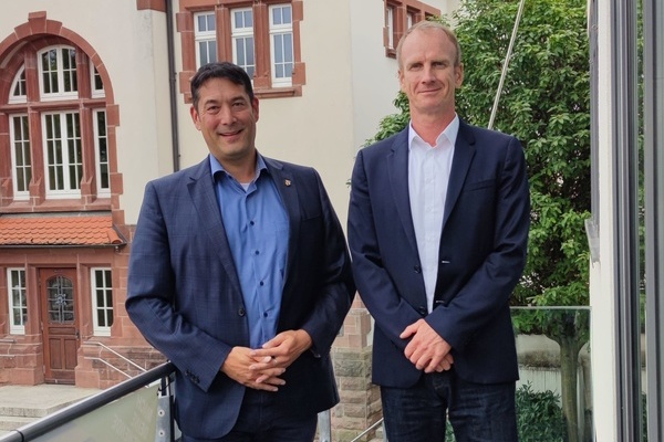 Foto v.l.n.r.: Verbandsvorsitzender Hollemann und Schulleiter Lammers, im Hintergrund das alte Rathaus.