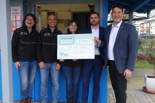 Foto: v.l.n.r. Brigitte Schweizer, Patrick Krezdorn (Geschäftsführer der 48° Süd gGmbH), Christine Schultis, Fabian Huber (Filialleiter BBBank), Markus Hollemann (Bürgermeister Gemeinde Denzlingen) Foto: v.l.n.r. Brigitte Schweizer, Patrick Krezdorn (Geschäftsführer der 48° Süd gGmbH), Christine Schultis, Fabian Huber (Filialleiter BBBank), Markus Hollemann (Bürgermeister Gemeinde Denzlingen)