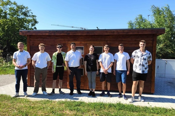 V. l. n. r.: Jakob Kandziorra, Artur Gajic, David Helmle, B&uuml;rgermeister Herr Hollemann, Lara Eckerle, Philipp Kuderer, Nicklas Scheffler und Pascal Gence.