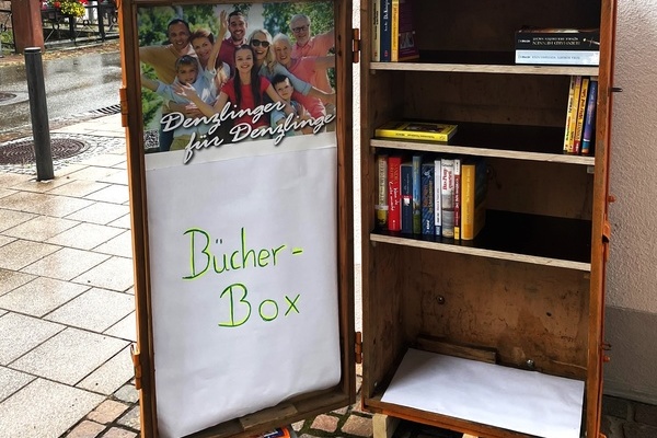 ge&ouml;ffneter Schrank mit einigen B&uuml;chern
