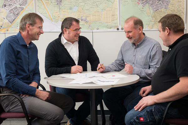 Mainrad Schuler (Stadtwerke EM), Thomas Koch (Gemeindeverwaltung Denzlingen), Andreas Steinhüser (Fraunhofer-Institut für Solare Energiesysteme) und Thomas Trenkle (Landwirt und Pächter der AGRO-PV-Fläche) bei der Planung