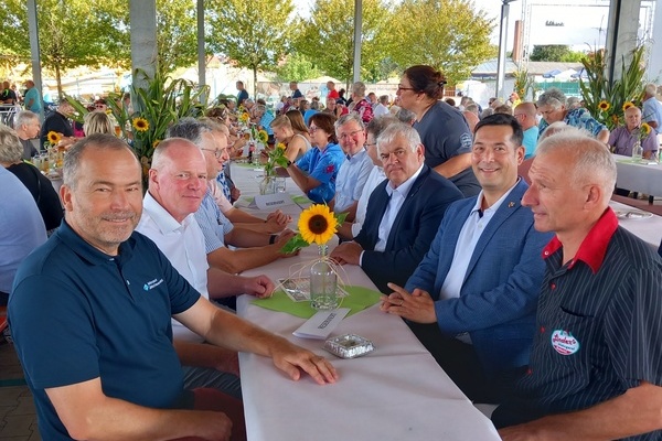 Hermann Linder (rechts) neben Brgermeister Markus Hollemann, MdB Hermann Frber und Glottertler Brgeremeister Karl Josef Herbstritt; links: Roland Schttle und Jrgen Boschert.