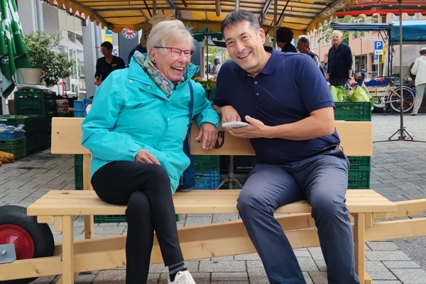 Foto: Bürgermeister Markus Hollemann mit einer Bürgerin auf dem Schwätzbänkle Foto: Bürgermeister Markus Hollemann mit einer Bürgerin auf dem Schwätzbänkle
