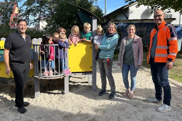 Kinde rund Erwachsene auf einem Spielplatz Kinde rund Erwachsene auf einem Spielplatz