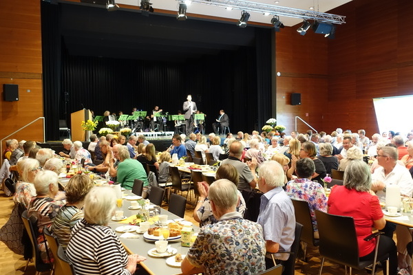 Zahlreiche Urdenzlinger kamen zum Empfang ins Kultur & Bürgerhaus Zahlreiche Urdenzlinger kamen zum Empfang ins Kultur & Bürgerhaus