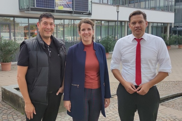 Von links: Brgermeister Markus Hollemann, Dr. Lina Seitzl MdB, Dr. Johannes Fechner MdB vor dem Denzlinger Rathaus