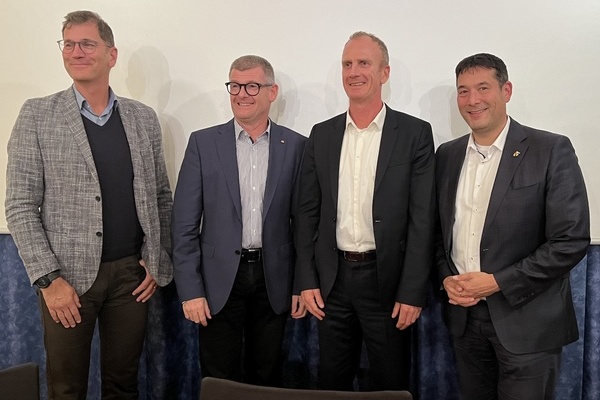 Die Bürgermeister Lars Brügner aus Vörstetten (links), Michael Schlegel aus Reute (2. von links) sowie Verbandsvorsitzender und Denzlinger Bürgermeister Markus Hollemann begrüßten den neuen Schulleiter des Erasmus-Gymnasiums, André Lammers. Die Bürgermeister Lars Brügner aus Vörstetten (links), Michael Schlegel aus Reute (2. von links) sowie Verbandsvorsitzender und Denzlinger Bürgermeister Markus Hollemann begrüßten den neuen Schulleiter des Erasmus-Gymnasiums, André Lammers.