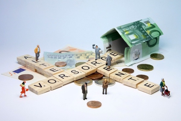 Holzbuchstaenpl&auml;ttchen Altersvorsorge und Rente sowie kleine Menschenfiguren, M&uuml;nzen und Euroscheine