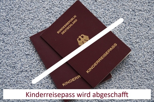 weinroter Kidnerreisepass auf grauen Untergrund, rote Schrift auf weißem Grund