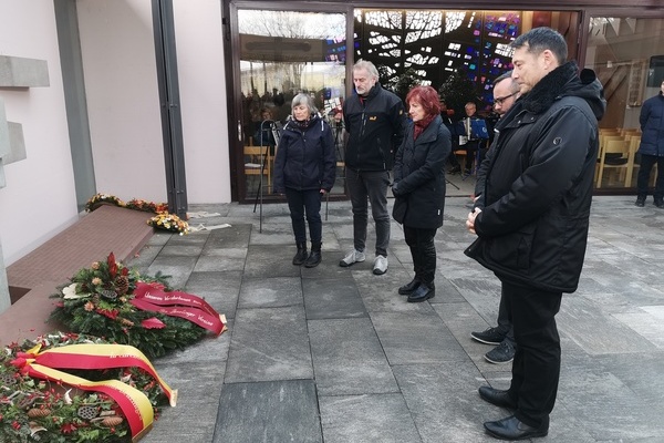 In stillem Gedenken nach der gemeinsamen Krankniederlegung: (v.l.) Elfriede Behnke (Vorsitzende VdK-Ortsverband), Matthias Schubien (Vorsitzender Sportarbeitskreis), Pfarrer Nelson Ribeiro, Brgermeister Markus Hollemann. Foto: Michael Doninger