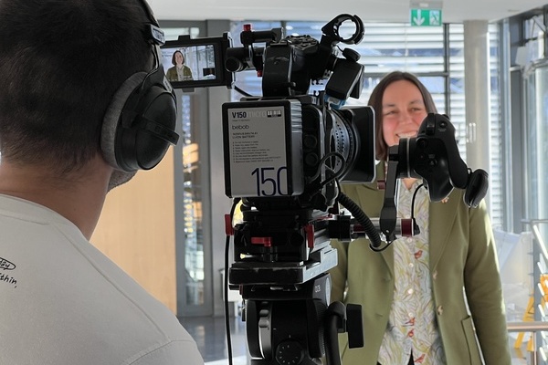 Diana Str&auml;uber im Interview vor der Kamera