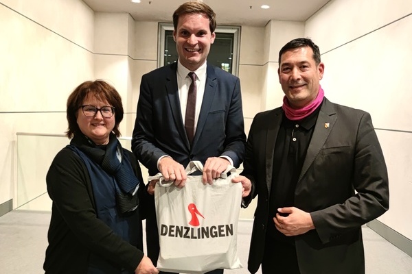 Sibylle Pfister (links), Leiterin der Stabsstelle Steuerung, Koordination & Klimaschutz im Denzlinger Rathaus, und Bürgermeister Markus Hollemann (rechts) überreichen Yannik Bury MdB Leckereien aus Denzlingen. Foto: Gemeinde Denzlingen