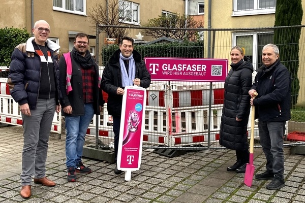 V.l.: Robert Unrau (Constructionheads), Mario Grieco (Deutsche Telekom Technik GmbH), B&uuml;rgermeister Markus Hollemann, Carina Storz (Deutsche Telekom) und Gemeinderat Volkmar Bensch. Foto: Gemeinde Denzlingen