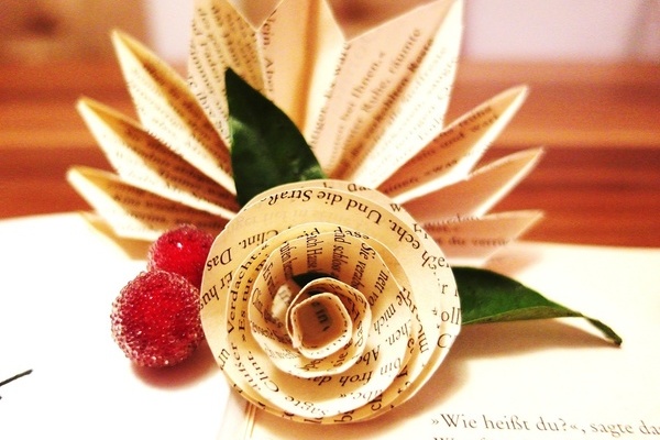 gerollte Buchseite in Form einer Blume gerollte Buchseite in Form einer Blume