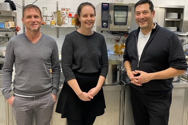 Von links: Betriebsleitende Martin Wolfstädter und Manuela Dannemann mit Bürgermeister Markus Hollemann in der Restaurantküche des Delcanto Von links: Betriebsleitende Martin Wolfstädter und Manuela Dannemann mit Bürgermeister Markus Hollemann in der Restaurantküche des Delcanto