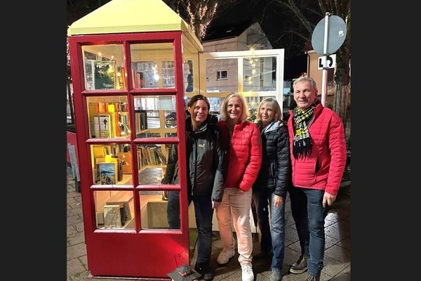 Die ehrenamtlichen B&uuml;cherpatinnen und -paten an der frisch renovierten B&uuml;chertelefonzelle in der Hauptstra&szlig;e: (von links) Kristina Bachteler, Brigitte K&uuml;rzinger, Elsbeth N&ouml;thling und Armin L&ouml;ffler. Foto: Gemeinde Denzlingen