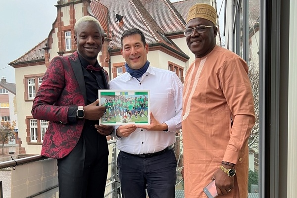 Christian Onuchukwu, Bürgermeister Markus Hollemann und Darlington Onuchukwu (Vater von Christian O.) auf dem Denzlinger Rathausbalkon. Foto: Melanie Lackner, Gemeinde Denzlingen