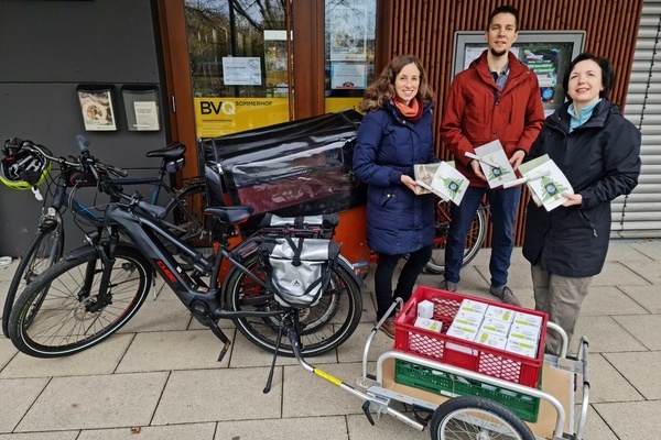 Anette Neumann, Andreas Schaaf und Manuela Wucherer vom Klimaschutzbeirat Denzlingen verteilen die Beutel klimafreundlich mit Lastenrad und Anhänger. Foto: Klimaschutzbeirat Denzlingen