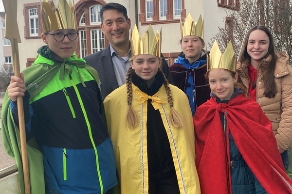 Die Sternsinger mit Bürgermeister Markus Hollemann im Denzlinger Rathaus. Foto: Gemeinde Denzlingen. Die Sternsinger mit Bürgermeister Markus Hollemann im Denzlinger Rathaus. Foto: Gemeinde Denzlingen.