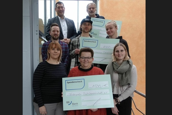 Vertreter von drei Denzlinger Vereinen nahmen kürzlich im Denzlinger Rathaus unter Beisein von Bürgermeister Markus Hollemann Spenden der BBBank entgegen Vertreter von drei Denzlinger Vereinen nahmen kürzlich im Denzlinger Rathaus unter Beisein von Bürgermeister Markus Hollemann Spenden der BBBank entgegen