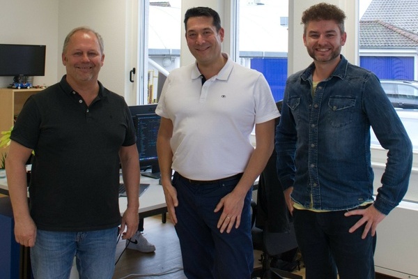 Firmengr&uuml;nder Heinz B&ouml;lling (links) und Florian Schindler (rechts) begr&uuml;&szlig;ten B&uuml;rgermeister Markus Hollemann (Mitte) bei der SPOO Group in Denzlingen. Foto: SPOO Group
