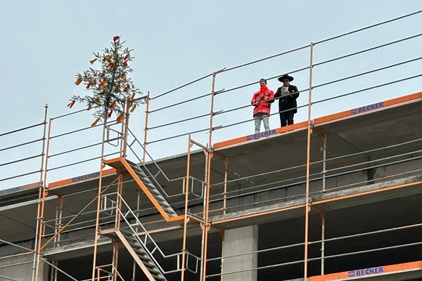 Der Zimmermann verkndet den Richtspruch. Foto: Gemeinde Denzlingen