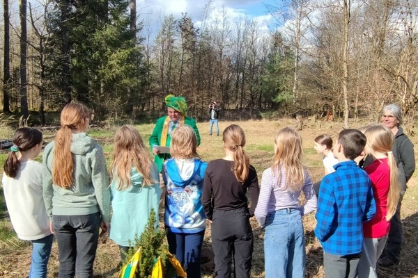 Oberzunftmeister der Welschkorngeister Michael Heizmann begr&uuml;&szlig;t zur Pflanzaktion f&uuml;r nachhaltige Narrenb&auml;ume. Foto: Gemeinde Denzlingen