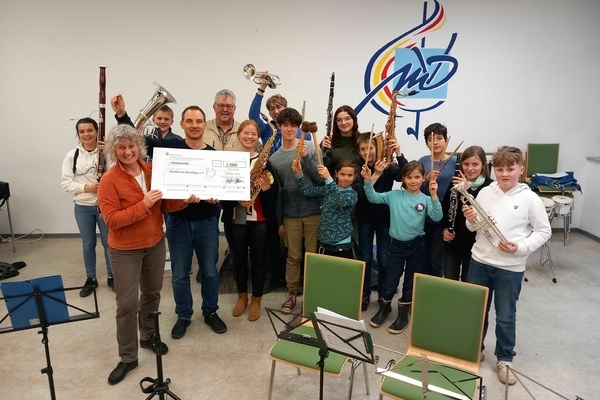 Sigrun Firgau-Mattes bei der Übergabe der 1000-Euro-Spende der Denzlinger Bürgerstiftung. Foto: Helmut Gall, Wochenzeitung Von Haus zu Haus, 14.03.2024  Sigrun Firgau-Mattes bei der Übergabe der 1000-Euro-Spende der Denzlinger Bürgerstiftung. Foto: Helmut Gall, Wochenzeitung Von Haus zu Haus, 14.03.2024
