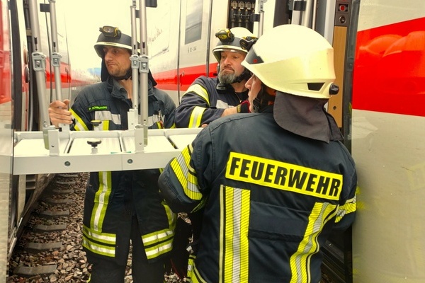 Mitglieder der Denzlinger Feuerwehr halfen bei der Evakuierung eines liegengebliebenen ICE Mitglieder der Denzlinger Feuerwehr halfen bei der Evakuierung eines liegengebliebenen ICE
