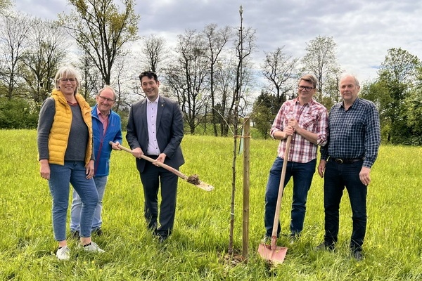 Agroforstpflanzungen in Denzlingen. V.l.: Gemeindertin Silke Hfflin, Gemeinderat Willi Kieninger, Brgermeister Markus Hollemann, Waldkologe Dr. Patrick Pyttel, Bio Landwirt und Vorsitzender des BLHV-Ortsverbands Denzlingen Christoph Hfflin