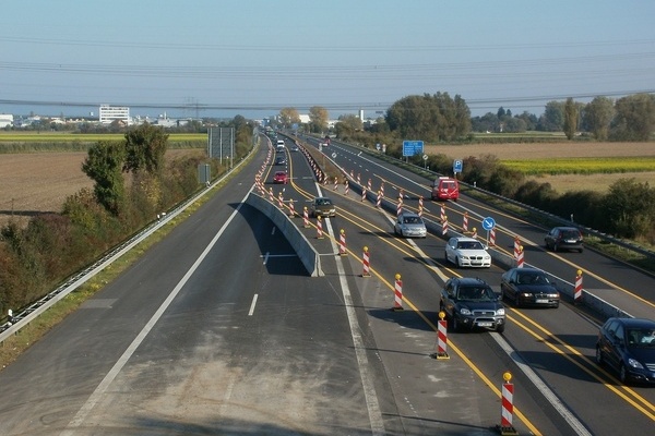 Straßensperrung wegen Fahrbahnsanierung. Umleitung des Verkehrs