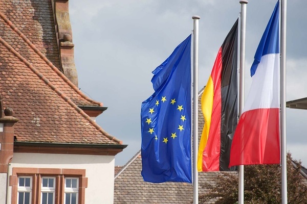 Ansicht  Dach  Altes Rathaus  und Flaggen von Europa, Deutschland und Frankreich - auf dem Foto weiße AufschriftEuropa- und Kommunalwahlen am 09.06.2024 Ansicht  Dach  Altes Rathaus  und Flaggen von Europa, Deutschland und Frankreich - auf dem Foto weiße AufschriftEuropa- und Kommunalwahlen am 09.06.2024