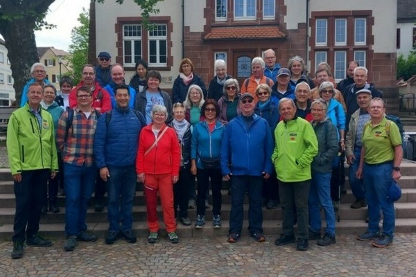 Die Wandergruppe mit Bürgermeister Markus Hollemann beim Auftakt auf dem Rathausplatz. Foto: Helmut Gall