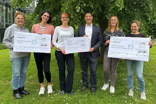 Bürgermeister Markus Hollemann übergibt im Auftrag der Bürgerstiftung Denzlingen die Spenden an die drei Schulfördervereine. Foto: Gemeinde Denzlingen