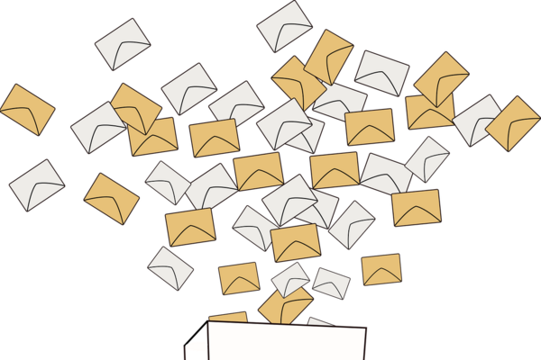 Weiße und beige Umschläge und ein weißer Kasten Weiße und beige Umschläge und ein weißer Kasten